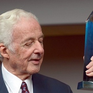 Udo van Meeteren, Ehrenbürger der Landeshauptstadt Düsseldorf, hält den Deutschen Stifterpreis in Händen.