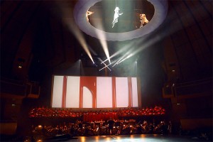 Schumannfest 2004: Die gesamte Szene mit Symphonikern, Himmelsring, Bildleinwand und Chor.