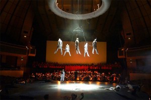 Schumannfest 2004: Paradies und die Peri Die Szene bei der Bühnenprobe. Symphoniker und Chor im diffusen Licht der einmaligen Szenerie in der umgebauten Tonhalle.