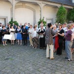 Schumannfest 2008 Nachtwanderungskonzerte im Schloss Benrath Die richtige Aufstellung ist sehr wichtig. Marieddy Rosetto "verschiebt" die Sängerinnen und Sänger.