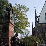 Mendelssohn-Denkmal in Leipzig. Felix Mendelssohn Bartholdy mit Blick auf die Thomas-Kirche Leipzig