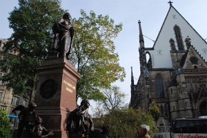Mendelssohn-Denkmal in Leipzig. Felix Mendelssohn Bartholdy mit Blick auf die Thomas-Kirche Leipzig
