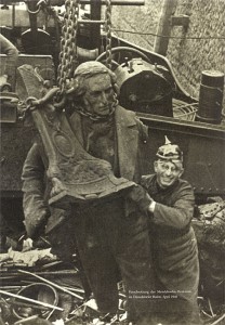 Mendelssohn-Denkmal: Verschrottung des Denkmals von Felix Mendelssohn Bartholdy durch die Nazis im April 1940 im Düsseldorfer Hafen. Stadtarchiv Düsseldorf