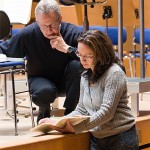Bernhard Klee mit Marieddy Rossetto im künstlerischen Gespräch bei der Orchesterprobe zu Robert Schumanns "Szenen aus Goethes Faust" (c) Foto: Susanne Diesner