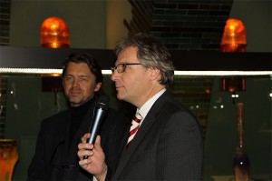Kulturdezernent Hans-Georg Lohe bei seiner Ansprache an die Mitwirkenden des Konzertes und die Gäste zum Abschluss des Schumann-Jahres 2010. Bild: Georg Lauer