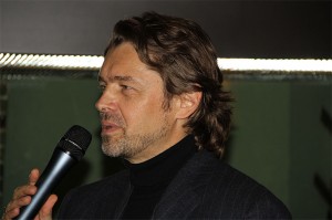 GMD Andrey Boreyko bei seiner Ansprache an die Mitwirkenden des Konzertes und die Gäste zum Abschluss des Schumann-Jahres 2010. Bild: Georg Lauer