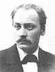 Alfven, Hugo (1872 - 1960)
Hugo Emil Alfvén (Aussprache: [&#716;h&#649;&#720;g&#650; al&#712;ve&#720;n], * 1. Mai 1872 in Stockholm;  8. Mai 1960 in Falun) war ein schwedischer Komponist und Dirigent.

Leben:
Nachdem Alfvén von 1887 bis 1891 am Stockholmer Konservatorium studiert hatte, setzte er seine Studien in den Bereichen Violine und Komposition privat fort. Daneben war er von 1890 bis 1892 Violinist an der Hofkapelle und trat danach solistisch auf. 1897 und 1898 erhielt er weiteren Violinunterricht bei César Thomson in Brüssel. In den folgenden Jahren konnte er dank eines Stipendiums durch Europa reisen und seine Studien dort fortsetzen.
Seit seiner Jugend hielt sich Alfvén mit seiner Familie im Sommer oft in den Stockholmer Schären auf. Alfvén war ein leidenschaftlicher Segler. Das Meer und die Schärenwelt wurden zu wichtigen Themen seiner musikalischen Werke: die Klavierstücke Skärgårdsbilder, die sinfonische Dichtung En Skärgårdssägen, die Sinfonie Nr. 4 Från Havsbandet. In der Sinfonie Nr. 2 sind das Meer und das Segeln im symbolistischen Sinne Bilder für Leben und Tod.
1902 hatte er in Sizilien Marie Krøyer kennengelernt, die Frau des dänischen Malers Peder Severin Krøyer, die er im Jahre 1912 heiratete. Die Ehe scheiterte und wurde nach einem langwierigen Prozess 1936 geschieden.
In den Jahren 1903 und 1904 war er vorübergehend Kompositionslehrer am Stockholmer Konservatorium. Außerdem reiste er als Gastdirigent durch viele europäische Länder. Als Dirigent führte Alfvén vorwiegend eigene Werke auf. Ab 1910 wirkte Alfvén als Director musices an der Universität Uppsala. Diesen Posten behielt er bis zum Jahre 1939. Um sich von seinen beruflichen Anstrengungen erholen zu können, errichteten sich Alfvén und Marie Krøyer in Tällberg am Siljanssee, Dalarna, ein Sommerhaus im dalekarlischen Stil. Während seinen zahlreichen Aufenthalten in Dalarna entstand eine tiefe Beziehung zu dieser schwedischen Landschaft, die in der Nationalromantik als Hort der schwedischen Volkskultur verstanden wurde.
Auch als Chorleiter war er sehr aktiv, sowohl in Uppsala (Orphei Drängar) als auch in Dalarna, wo er die Leitung des Siljanschores übernahm. Für den Siljanschor arrangierte Alfvén schwedische Volkslieder und schrieb neue Kompositionen mit Anklängen an die schwedische Volksmusik. Mit beiden Chören unternahm Alfvén erfolgreiche Tourneen auch ins Ausland (bspw. Norwegen, USA). Nach der Scheidung von Marie Krøyer heiratete Alfvén 1936 Karin Wessberg, der er unter anderem die berühmte Elegie seiner Musik zum historischen Schauspiel Vi über Gustav II. Adolf widmete. Da Alfvén sein Haus in Tällberg im Verlauf der Trennung von Marie Krøyer aufgeben musste, erbaute er sich mit von der schwedischen Öffentlichkeit gesammelten Spenden ein neues Haus in Tibble bei Leksand am Dalälv. Dieses Haus ist heute Museum.
Alfvén, der als schwedischer Nationalkomponist angesehen wurde, wurde vielfach geehrt; er erhielt unter anderem 1917 die Ehrendoktorwürde der Universität Uppsala und wurde 1908 Mitglied der Königlichen Musikakademie in Stockholm. Neben seiner musikalischen Begabung besaß Alfvén ein großes Talent als Maler. Als Jugendlicher hatte er sich als Maler ausgebildet. Erhalten sind zahlreiche Aquarelle mit Landschaftsdarstellungen, einzelne Porträts und Selbstporträts. Außerdem war Hugo Alfvén ein begabter Erzähler: Er veröffentlichte selbst seine Memoiren in vier Bänden, die in flüssigem Stil von seinen zahlreichen Reisen und Abenteuern erzählen.
Quelle: http://de.wikipedia.org/wiki/Hugo_Alfv%C3%A9n
