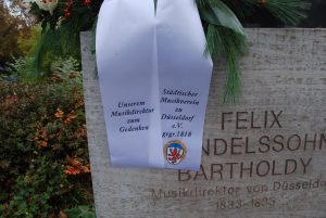 Mendelssohn-Denkmal: Schleife zum Gesteck
