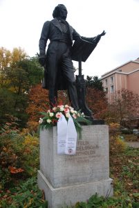 Mendelssohn-Denkmal mit Blumengesteck des Musikvereins für seinen ehemaligen Musikdirektor