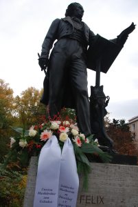 Mendelssohn-Denkmal mit Blumengesteck des Musikvereins für seinen ehemaligen Musikdirektor
