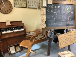 Das Harmonium im historischen Klassenzimmer