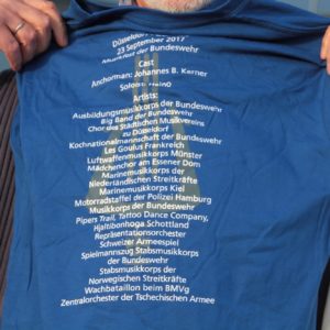Die Rückseite des Mitwirkenden-Shirts