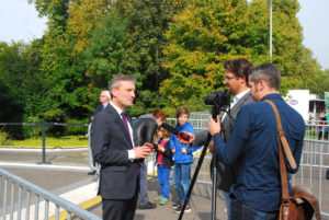 OB Thomas Geisel beim TV-Interview nach der Veranstaltung vor dem Aquazoo