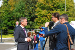 OB Thomas Geisel beim TV-Interview nach der Veranstaltung vor dem Aquazoo