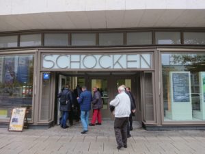 Kaufhaus Schocken: Der Eingang zum großartigen archäologischen Museum Chemnitz, dem SMAC