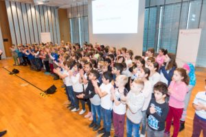 Die Kinder der St. Bonifatiusschule und der Sternwartschule singen mit ihrem Singleiter Martin Lucaß © Thomas von der Heiden, Düsseldorf