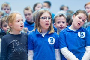 ie Kinder der St. Bonifatiusschule und der Sternwartschule singen mit ihrem Singleiter Martin Lucaß © Thomas von der Heiden, Düsseldorf
