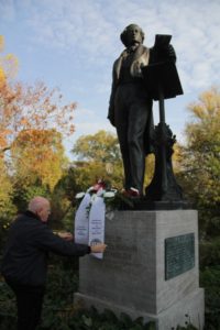Musikvereinsvorsitzender Manfred Hill ehrt Felix Mendelssohn Bartholdy mit einem Blumengruß
