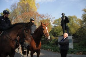 Mendelssohn-Denkmal: Musikvereinsvorsitzender Manfred Hill im entspannten Gespräch mit den Reitern der Polizei vor dem Mendelssohn Denkmal Düsseldorf