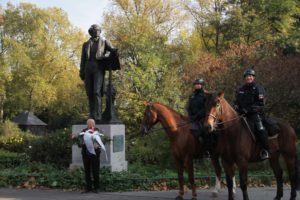 Mendelssohn-Denkmal: Eskorte der Reiterstaffel am Mendelssohn Denkmal