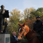 Mendelssohn-Denkmal: Musikvereinsvorsitzender Manfred Hill im entspannten Gespräch mit den Reitern der Polizei vor dem Mendelssohn Denkmal Düsseldorf