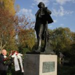 Mendelssohn-Denkmal: Musikvereinsvorsitzender Manfred Hill liegt die Blumen am Fuße des Düsseldorfer Mendelssohn-Denkmals nieder