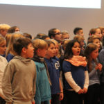 Die Kinder der GGS Sternwartschule und der KGS St. Bonifatiusschule mit ihrem Singleiter Martin Lucaß