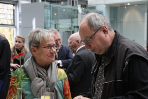 Christel Paschke-Sander, Vorsitzende des Chorverbandes Düsseldorf, im Gespräch mit Peter Kraus aus dem Musikvereinsvorstand.