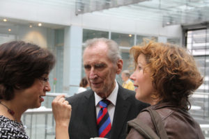 Dr. Jannott im Gespräch mit Marieddy Rossetto und Ricarda Holtkamp, Singleiterin