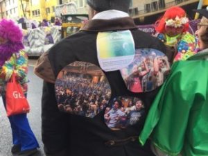 Rosenmontag - Kurz vor dem Start: Der SingPause-Rücken des Vorsitzenden