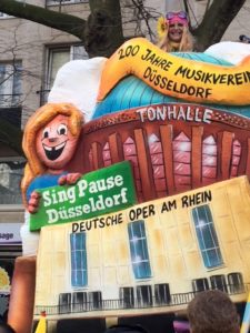 Rosenmontagswagen 2018 - 200 Jahre Musikverein mit Helma Wassenhoven