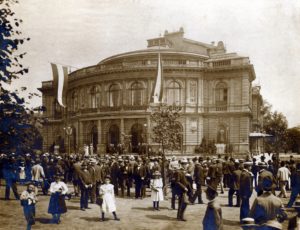 Mendelssohn-Denkmal: Einweihung der Denkmäler von Mendelssohn und Immermann vor dem Stadttheater am 3. August 1901