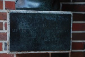 Namensschild zur Büste von Felix Mendelssohn Bartholdy mit dem fälschlicherweise eingefügten Bindestrich.
