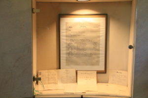 Vitrine mit dem Gründungsplakat und dem originalen Vertrag des Musikers Louis Kreutzer aus dem Jahre 1865.