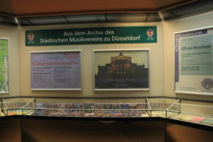 Ausstellungsdetail mit Archivalien wie Konzertblättern und Programmheften aus dem 19. Jahrhundert.