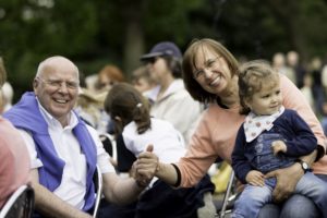 Manfred Hill und Teresia Petrik mit Enkelchen