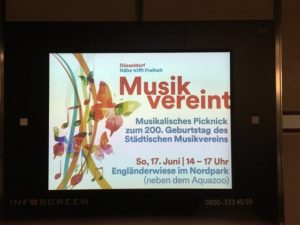 Bildschirmwerbung für die Veranstaltung in den Zügen der Rheinbahn
