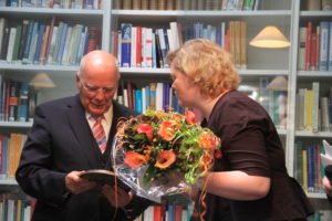 Burgmüller-Plakette: Manfred Hill erhält Blumen, die er sofort an seine liebe Ehefrau Franzis Hill mit Dank für viel Geduld übergibt.