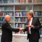 Burgmüller-Plakette: AGD-Präsident Bernhard von Kries überreicht Manfred Hill die Burgmüller-Plakette