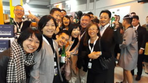 Musikvereinssängerinnen Kaoru Abe-Püschel und Takako Okano mit japanischen Freunden.