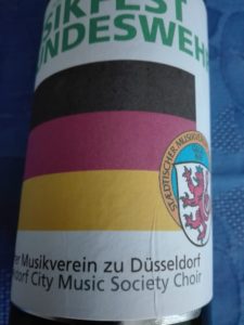 Musikfest der Bundeswehr: Eine besondere wertschätzende Geste zur After-Show-Party: Jede Musikgruppe bekam für sie eigens etikettiertes Bier.