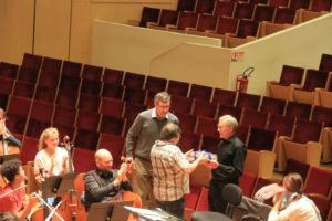 Udo Kasprowicz und Georg Lauer übermitteln den Dank des Städtischen Musikvereins