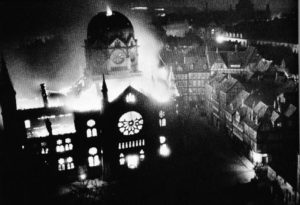 Die große Düsseldorfer Synagoge an der Kasernenstraße brennend in der Nacht vom 9. auf den 10. November 1938