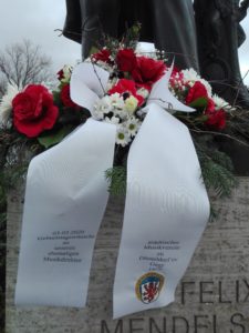 Der Städtische Musikverein erinnert am 3.2.2020 an den Geburtstag seines ehemaligen Musikdirektors mit einem Blumengesteck an seinem Denkmal