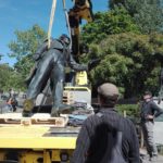 Mendelssohn-Denkmal: Kunstgießer Rolf Kayser überwacht den Abtransport des Denkmals am 5.5.2020