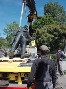 Mendelssohn-Denkmal: Kunstgießer Rolf Kayser überwacht den Abtransport des Denkmals am 5.5.2020
