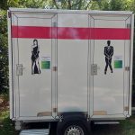 Unverzichtbares Gerät auf allen Konzertplätzen: Der Toilettenwagen