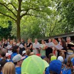 18.6.2022 - 50 Jahre Schule GGS Knittkuhl Jubiläumsfeier-Das Lehrpersonal singt unter Führung von Rektorin Antje Grüneklee