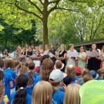 18.6.2022 - 50 Jahre Schule GGS Knittkuhl Jubiläumsfeier-Das Lehrpersonal singt unter Führung von Rektorin Antje Grüneklee