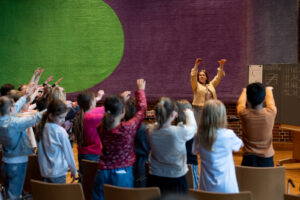 Die Kinder der Klasse 3 a der Max-Schule Düsseldorf mit ihrer Singleiterin Maria Carreras